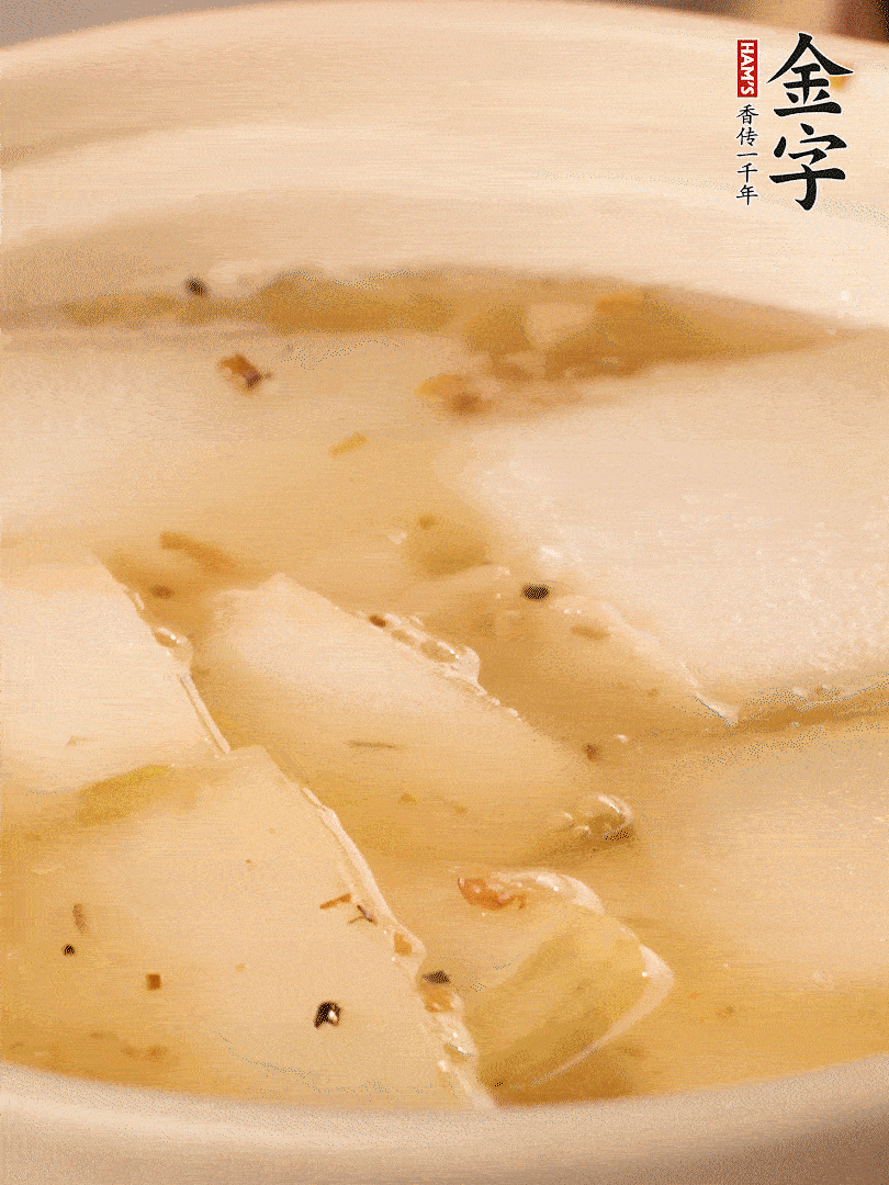 加入適量清水，再放咸肉，淋點(diǎn)黃酒添味。