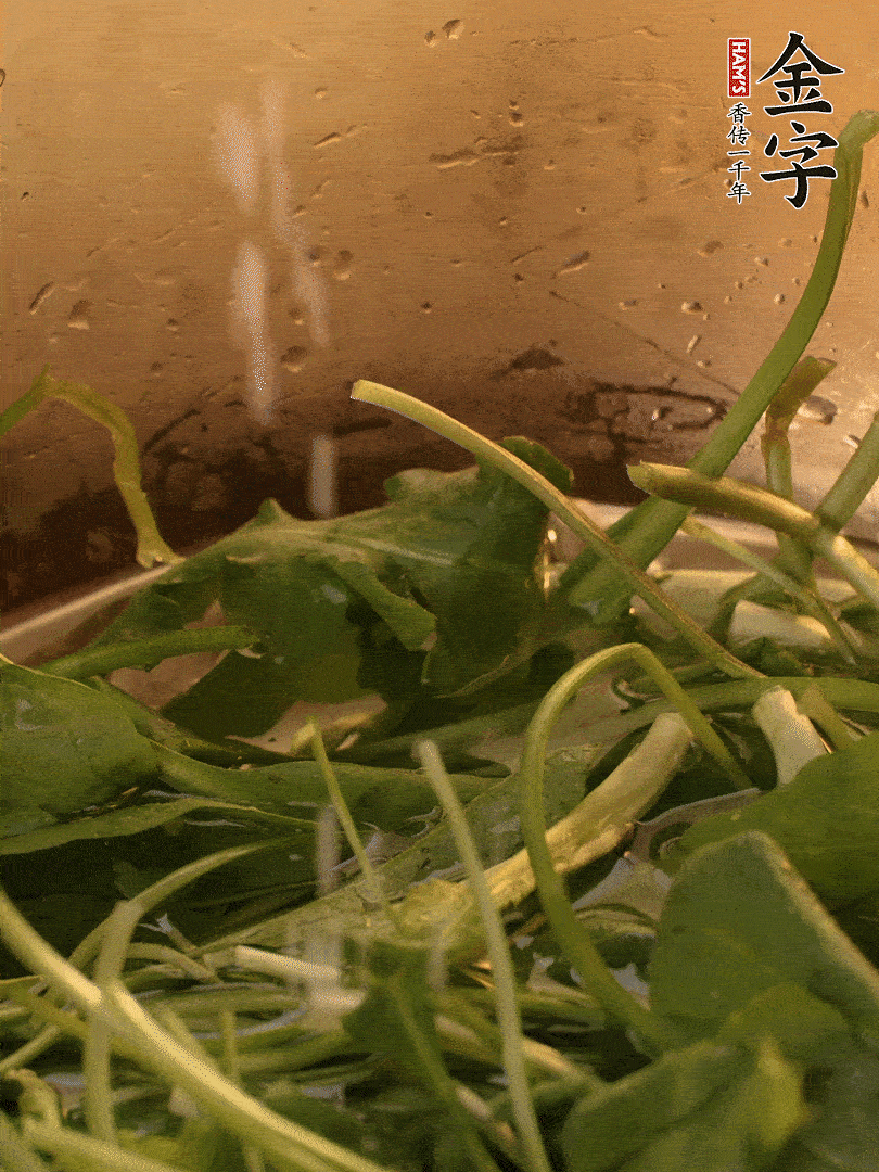 薺菜去掉根部，加小蘇打、鹽熱水沸騰燙軟。