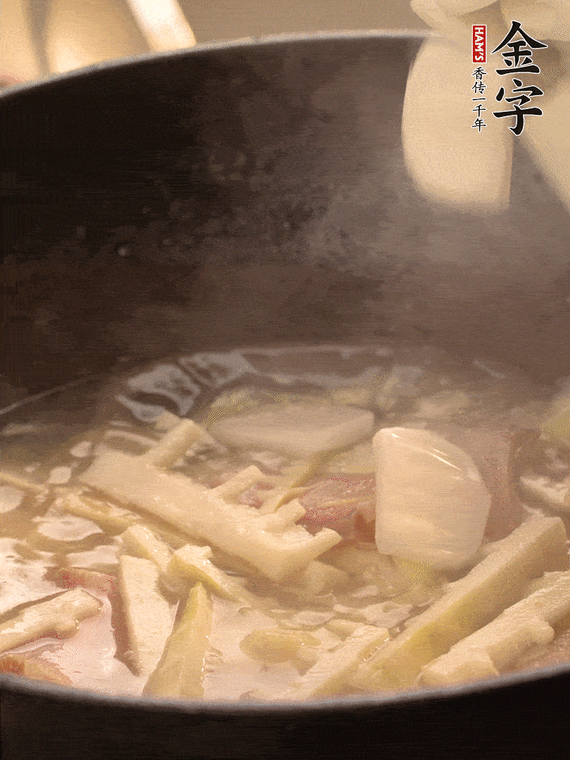 加一點(diǎn)開水后，放年糕燜2分鐘至軟。