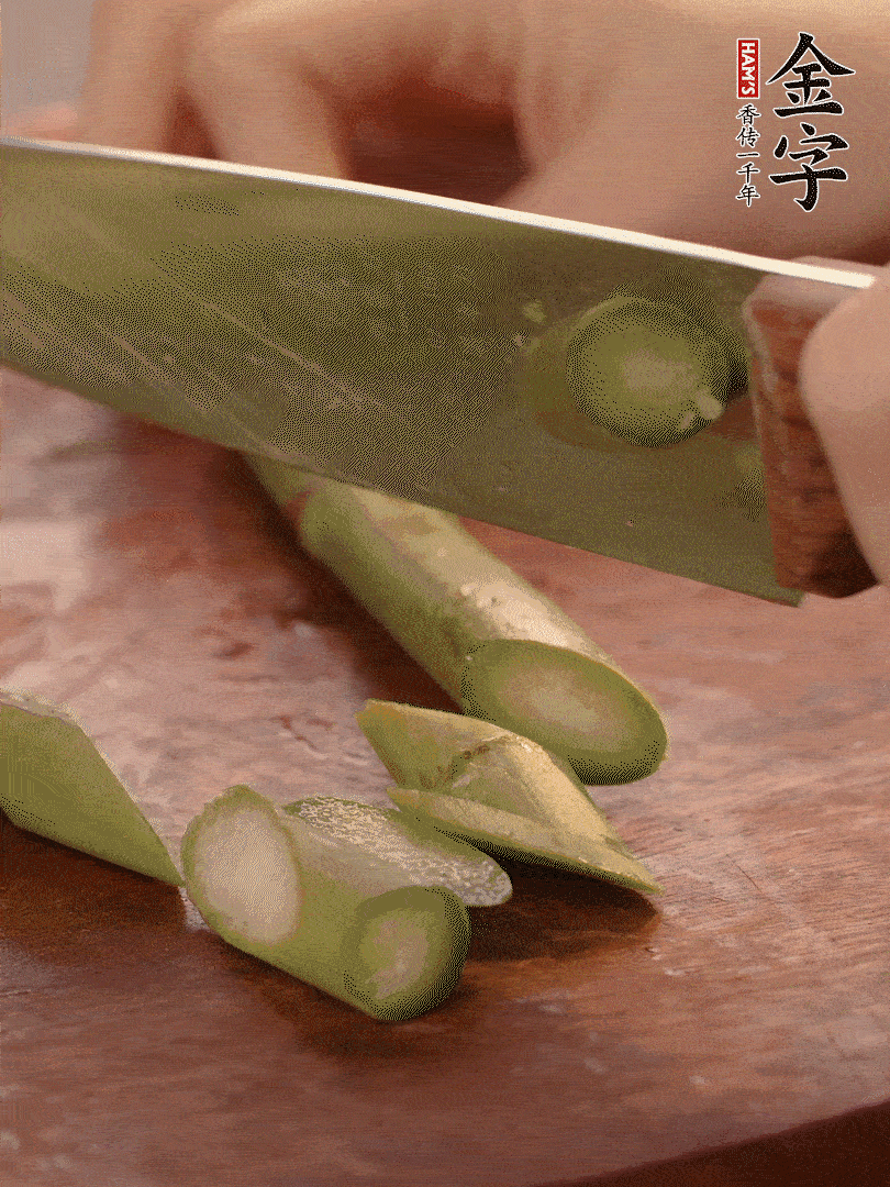 蘆筍去掉底部老的部分，斜切成段。白玉菇去掉根部，日本豆腐切成圓厚片。