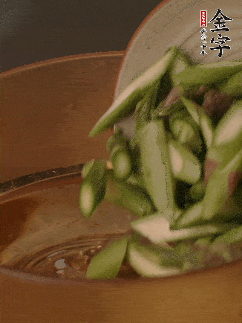 蘆筍、白玉菇焯水30秒備用。