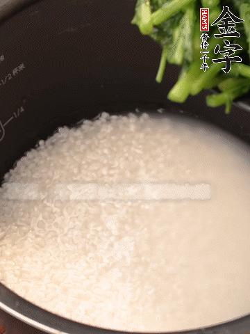茼蒿、香腸放入浸泡好的大米，水沒過大米半指煮熟。