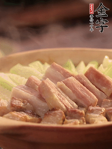金字淡咸肉切條，焯水備用。