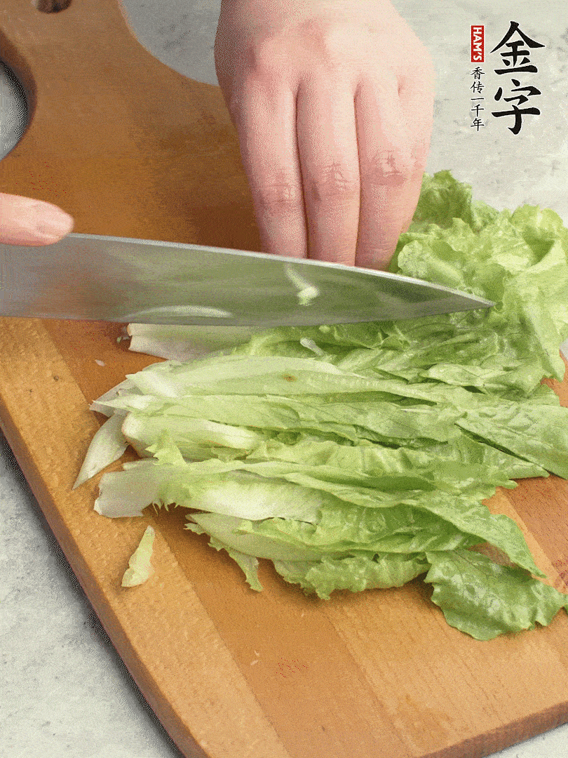 胡蘿卜、生菜、黃瓜切絲。