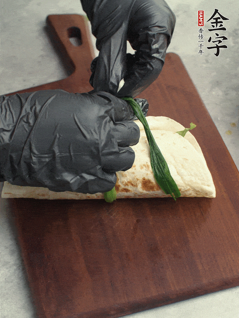 用焯過(guò)水的小蔥打結(jié)。