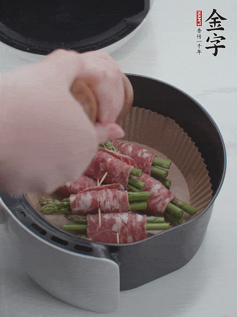 在培根卷上撒點(diǎn)黑胡椒碎。