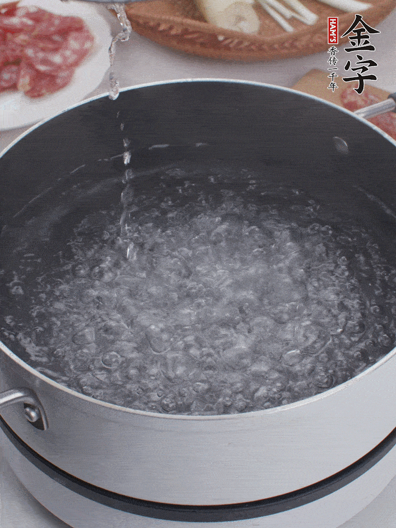 春筍去殼切片，焯水3分鐘。