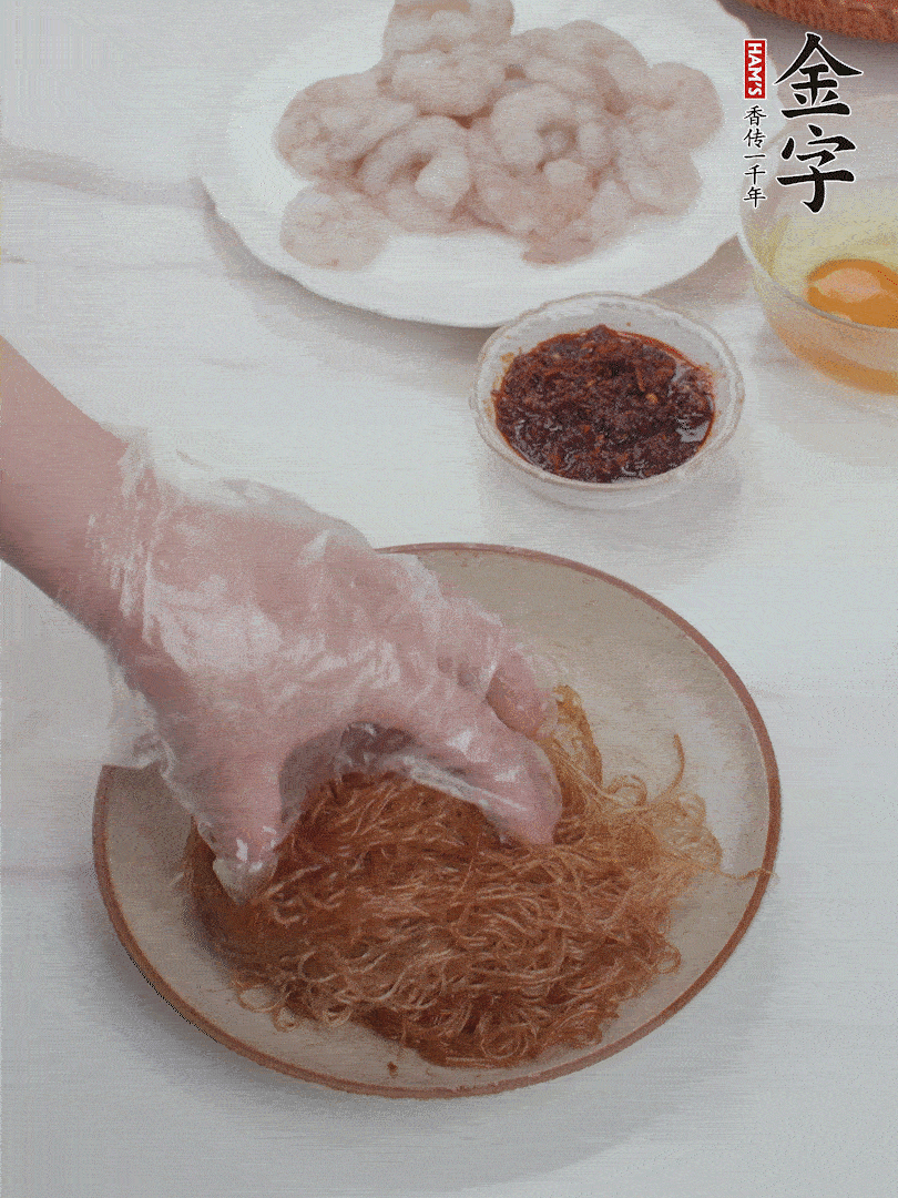 粉絲泡軟后，入沸水煮10秒，撈出后加1/2勺老抽、1/2勺食用油挑松。