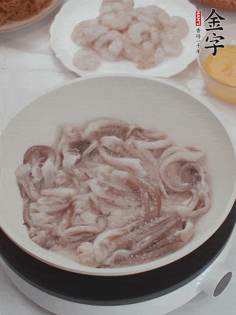 蝦仁、魷魚滑油，蛋液炒制半熟。
