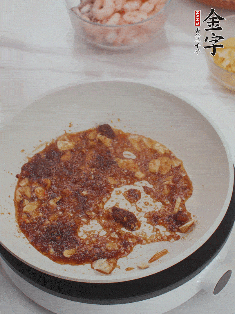冷鍋熱油，1大勺金字火腿XO醬、蒜末炒香，倒粉絲一起炒。