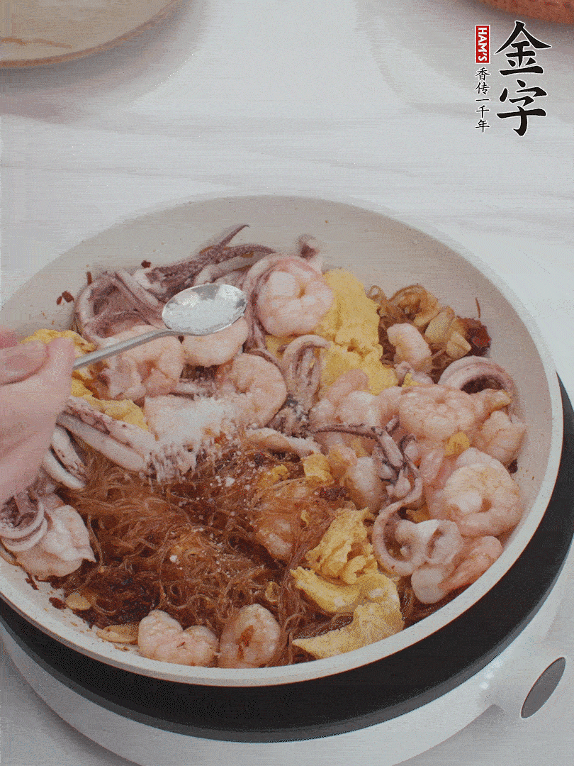 加雞蛋，蝦仁，魷魚混合。