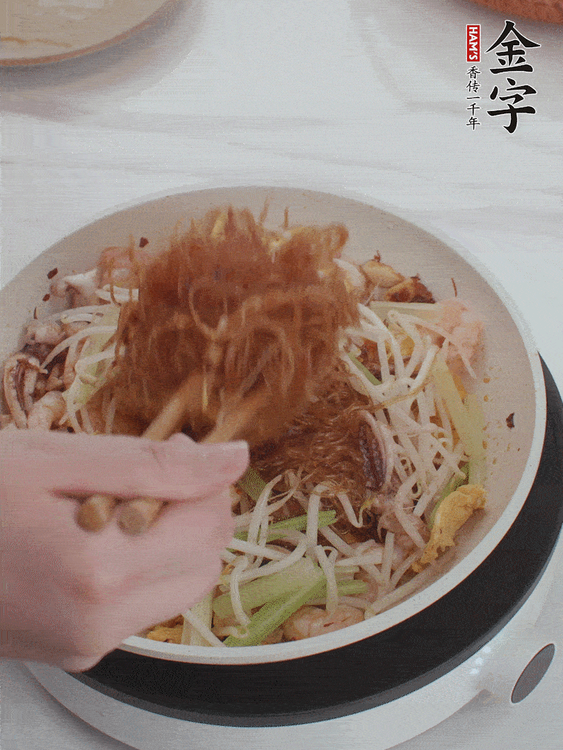 放焯好水的香芹、豆芽翻炒挑松。