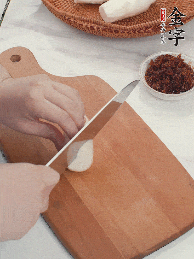 茭白剝殼，洗凈后切滾刀塊。