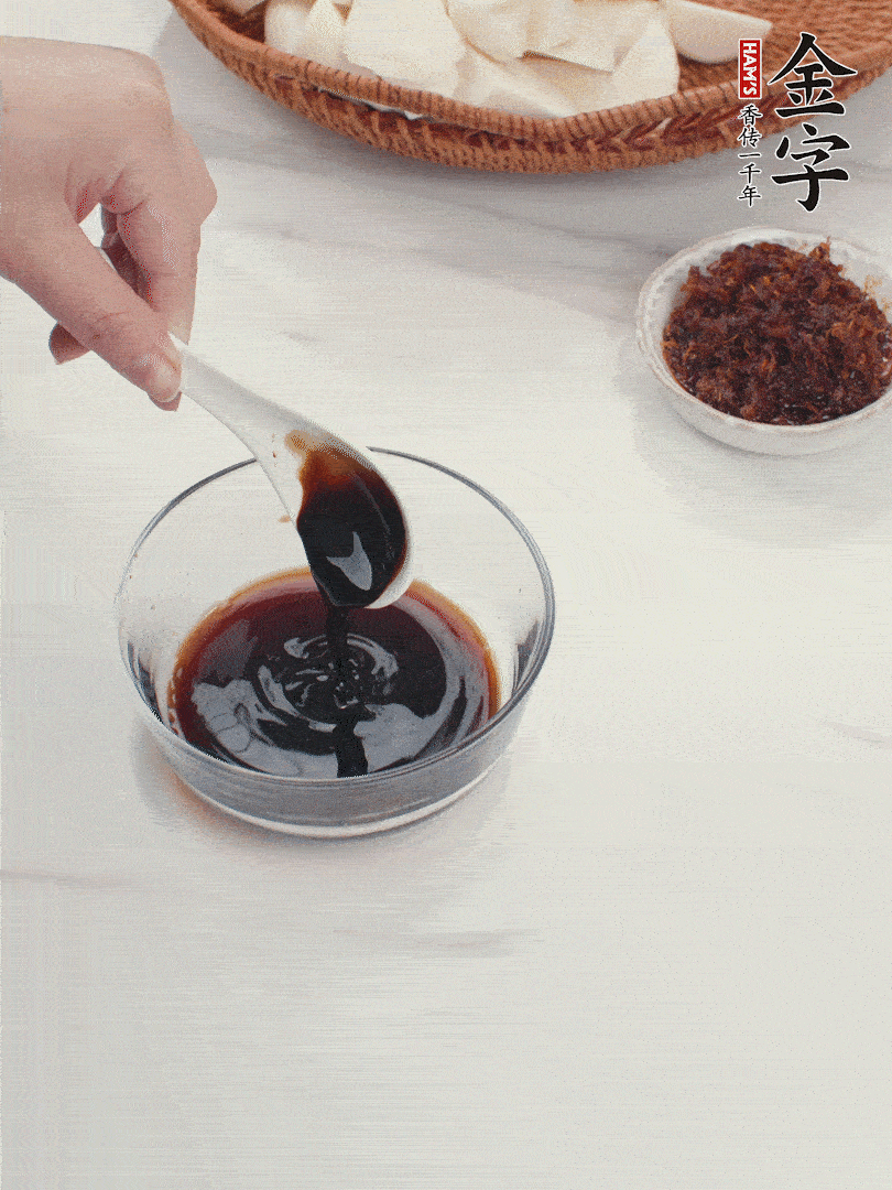 將生抽、老抽、黃酒和白砂糖在小碗里調(diào)成味汁。