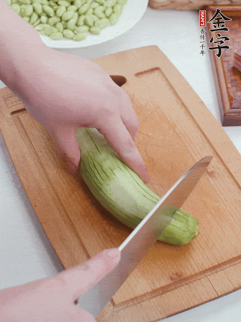 絲瓜去掉外皮，去掉兩端，切成滾刀塊。