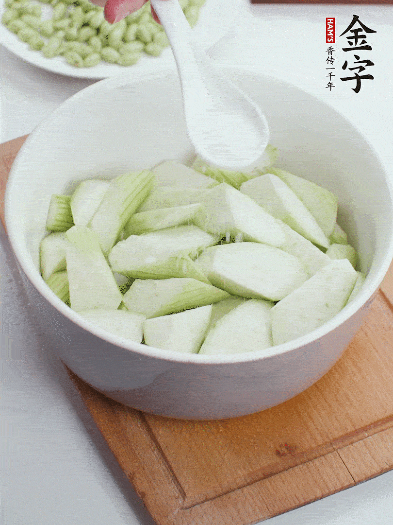 水中加1勺鹽浸泡，防止變黑。