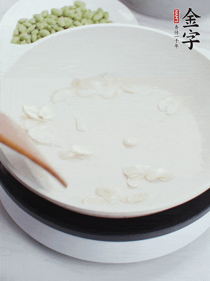 金字淡咸肉煮15分鐘，撈出切片。油5成熱時(shí)，蒜末、咸肉爆香。