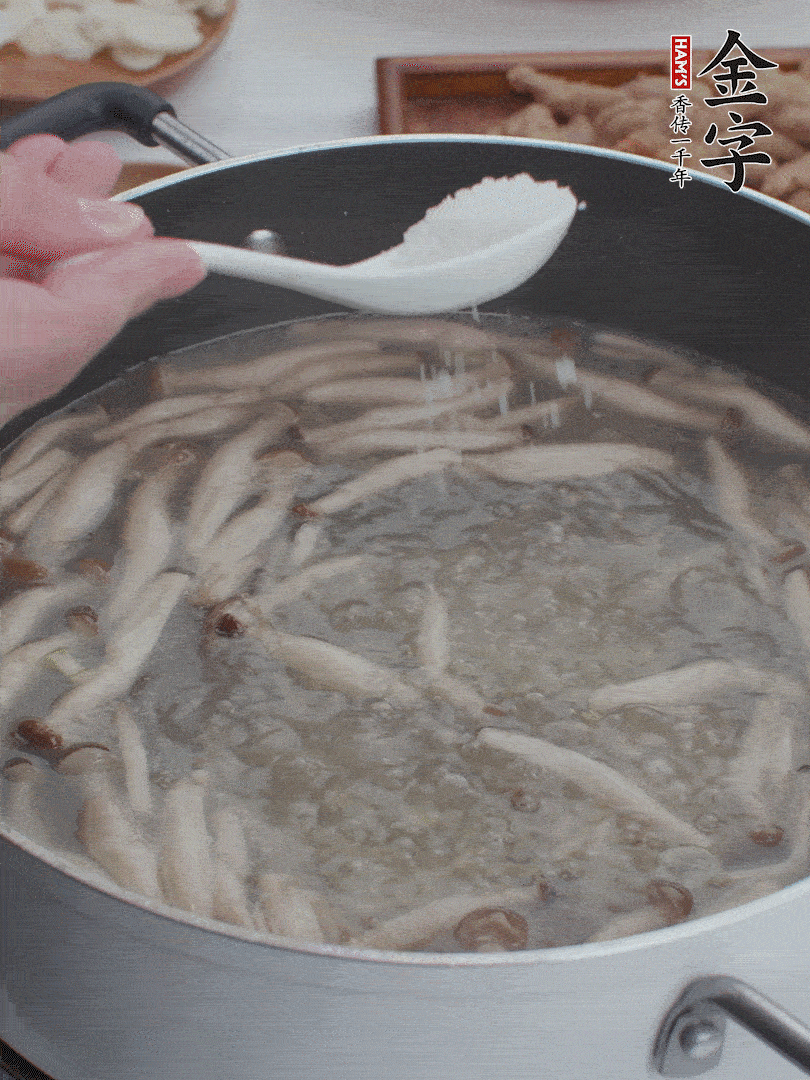 1勺鹽、一點胡椒粉調(diào)味。
