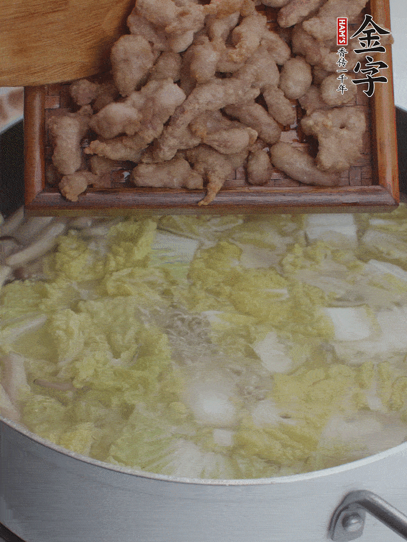 水開后煮10分鐘，下娃娃菜、小酥肉煮3分鐘。