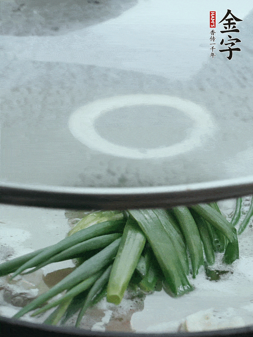 加蔥結(jié)去腥，大火開后中火燒20分鐘。