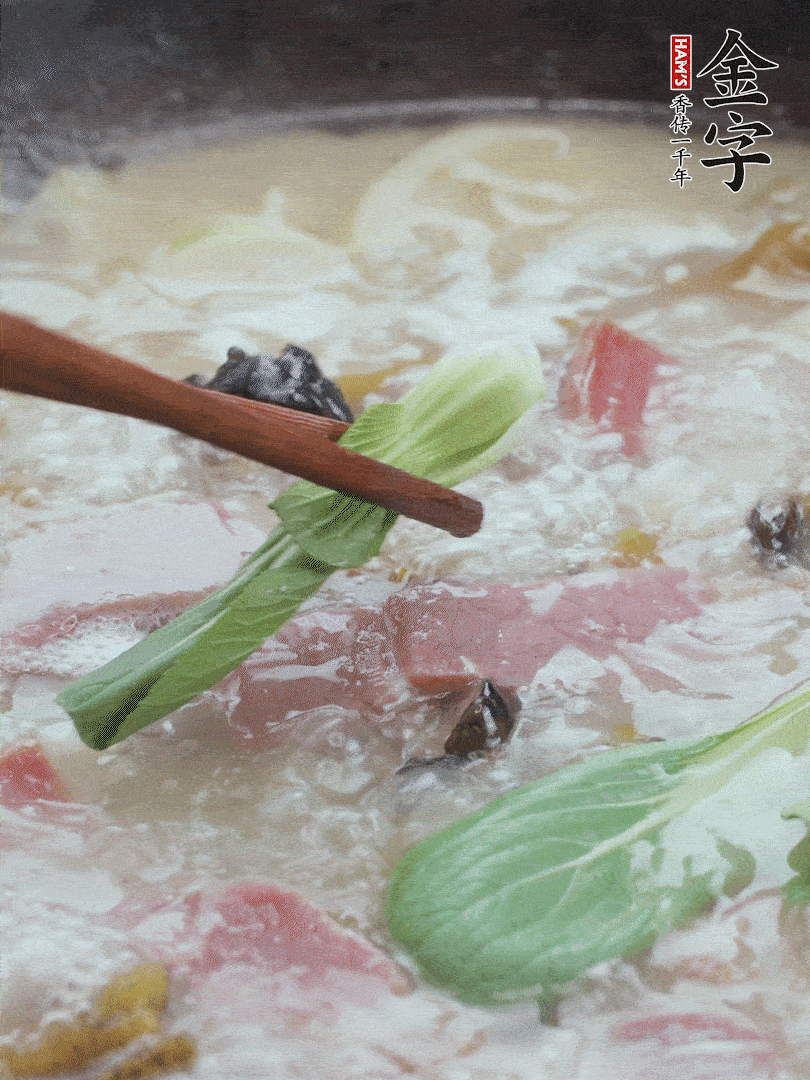 撈出蔥結(jié)，小菜心點(diǎn)綴。