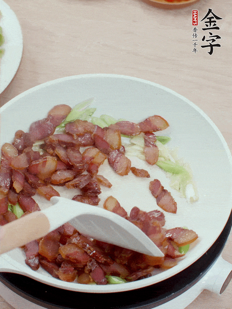 鍋中少許油，姜、蒜白爆香，下臘肉煸出油脂。