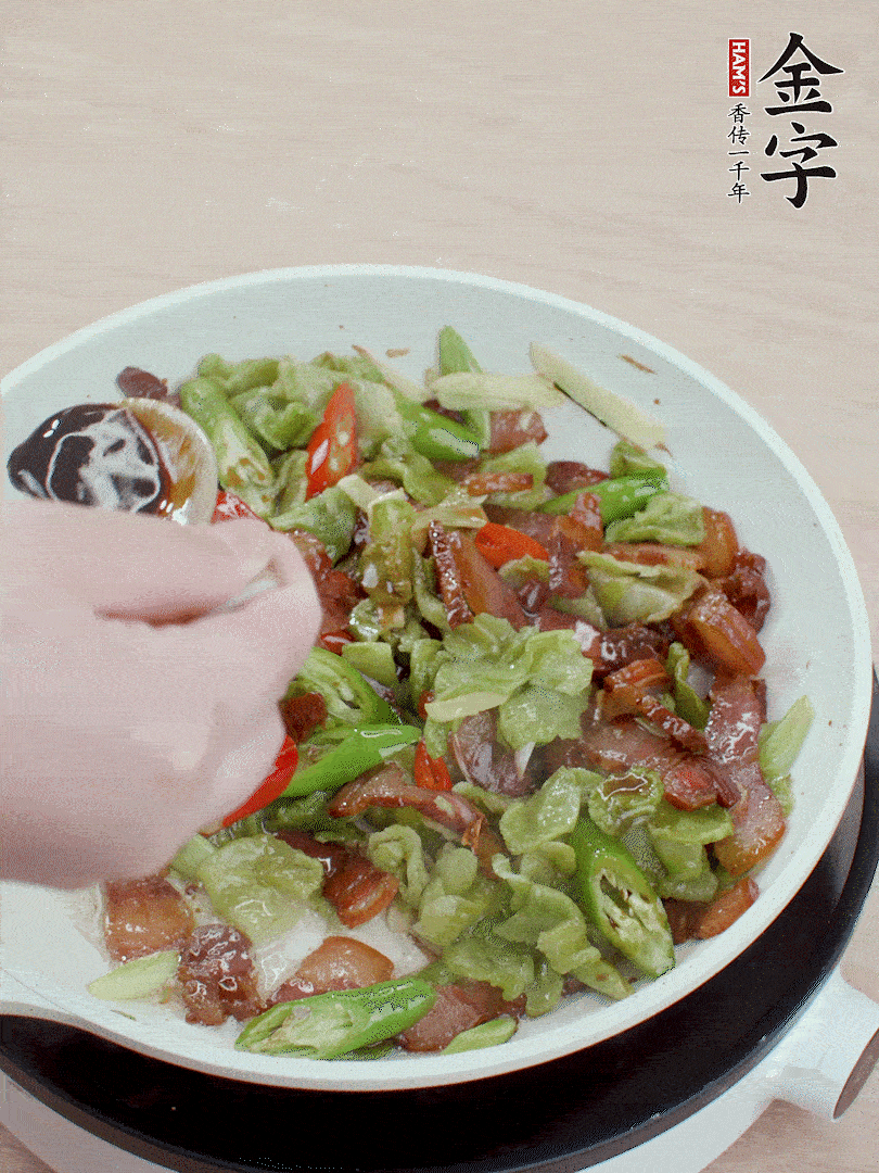 2勺生抽調(diào)味，最后撒蒜葉。