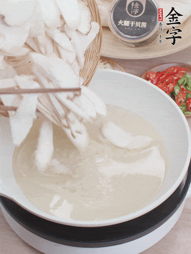 杏鮑菇切成片，油溫7層熱炸2分鐘。