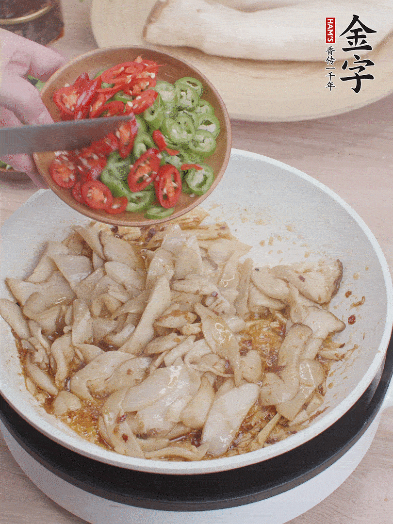 下杏鮑菇、青紅辣椒炒出香味。