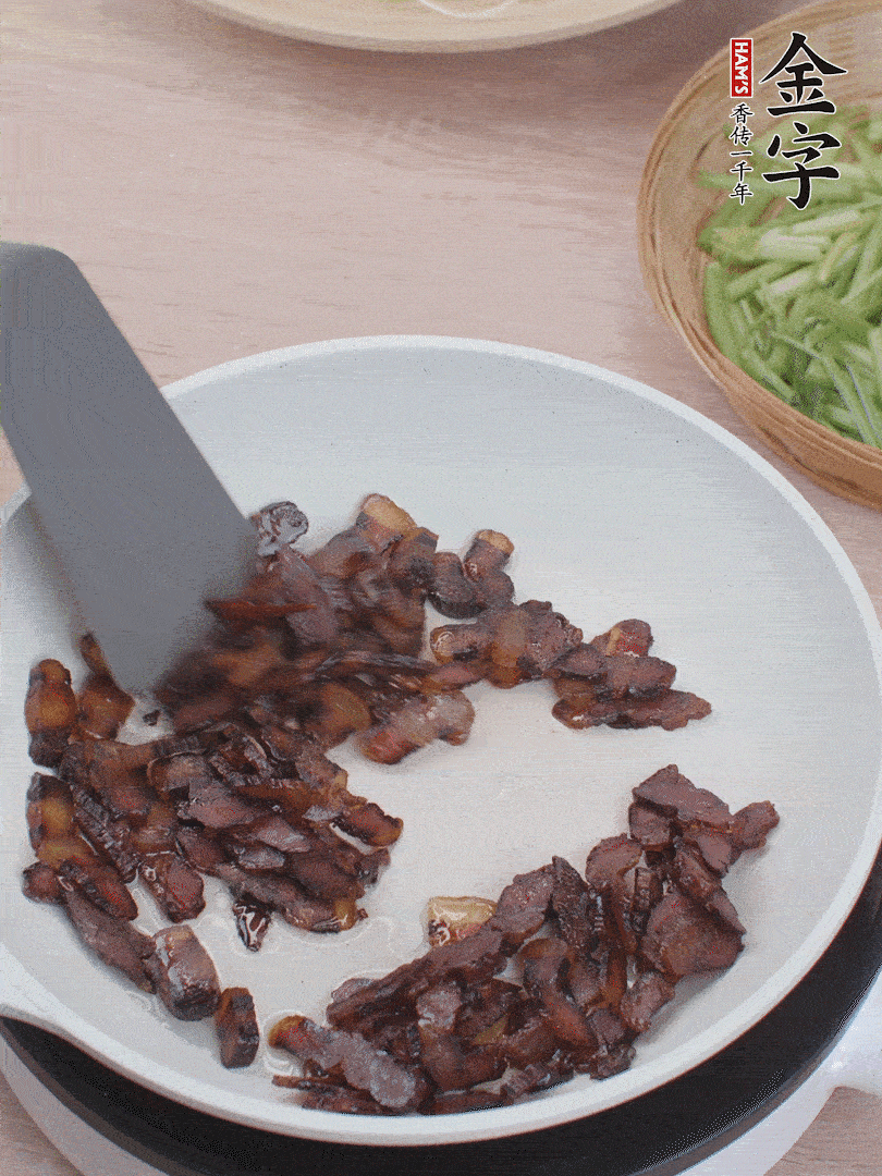 起鍋熱油，煸香醬油肉。