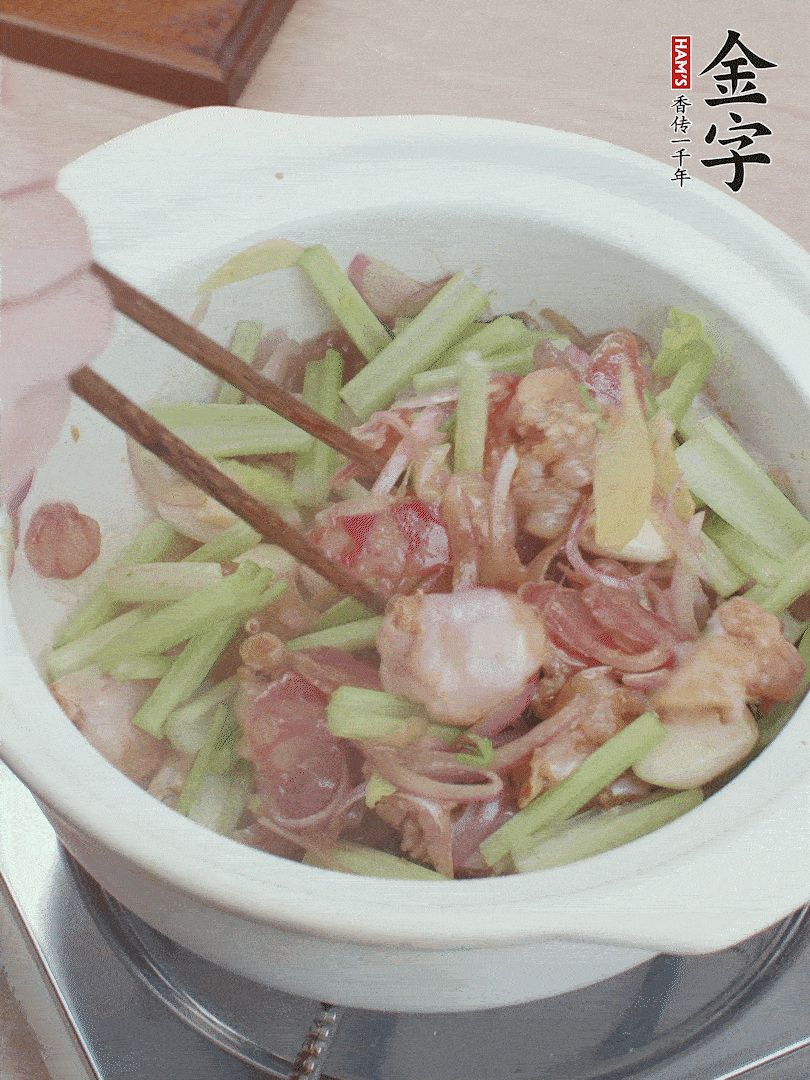 下牛蛙、芹菜、香腸翻炒。