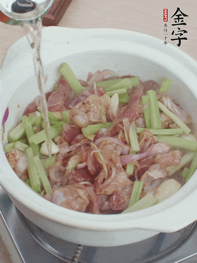 牛蛙變色后，淋點(diǎn)啤酒，加蓋后調(diào)小火燜10分鐘。