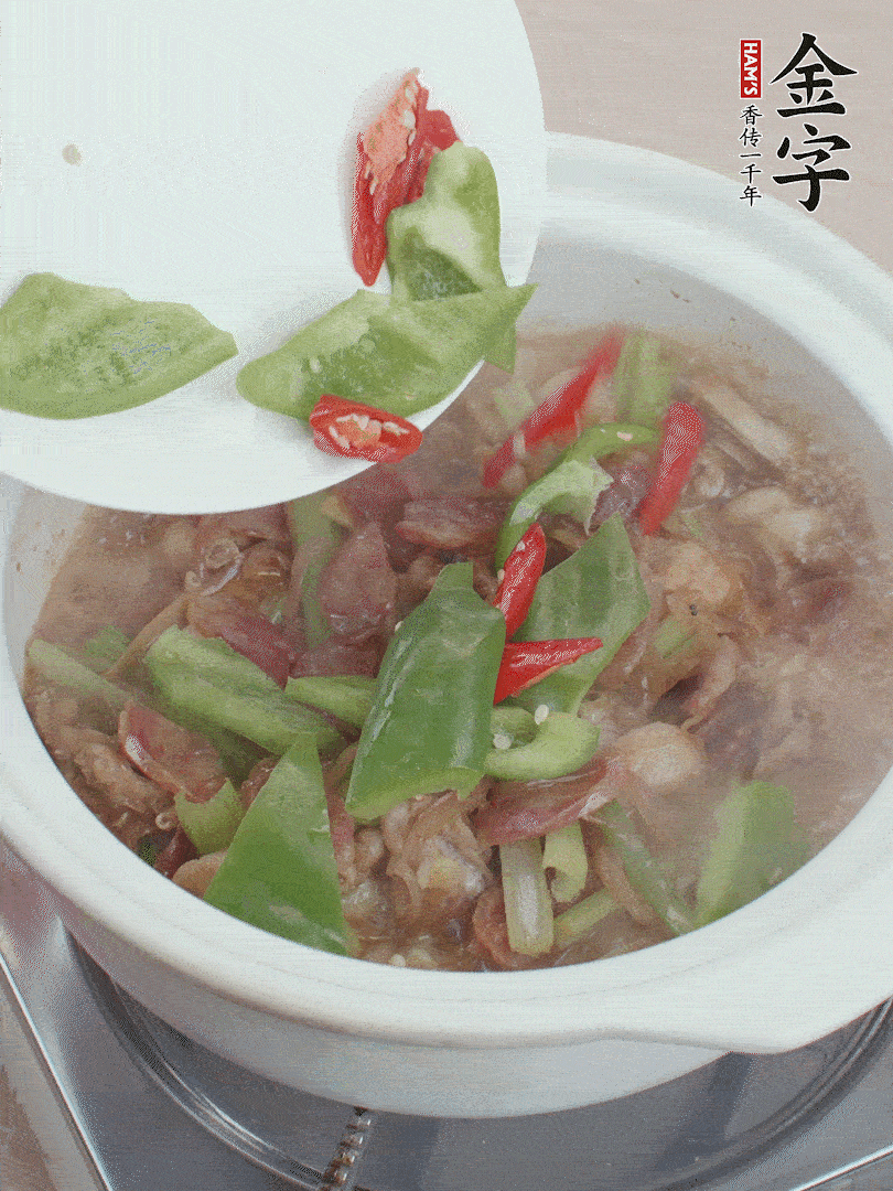 下綠菜椒，翻炒1分鐘。