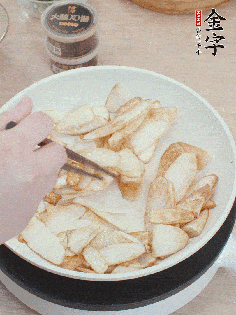 鍋中熱油，山藥煎至兩面金黃。