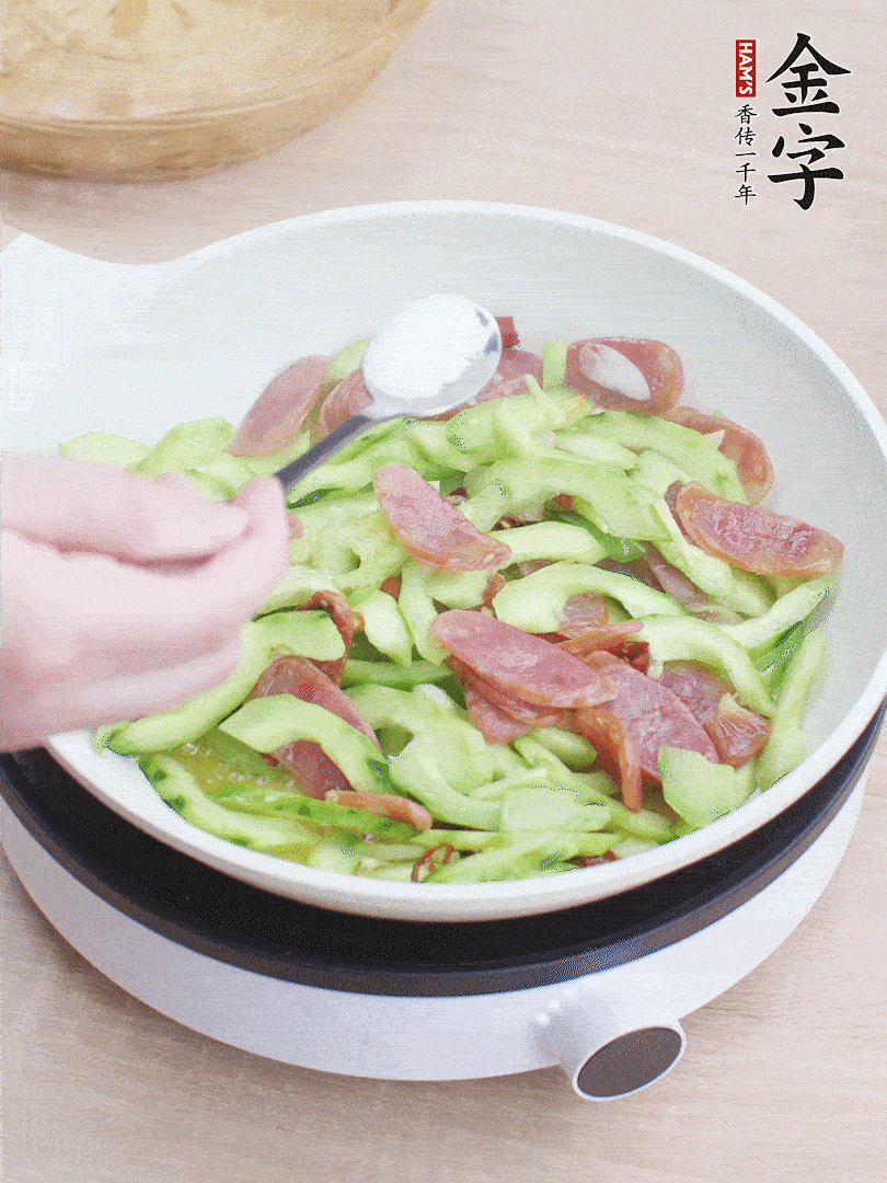 淋點開水，半勺白糖、1勺生抽調(diào)味。