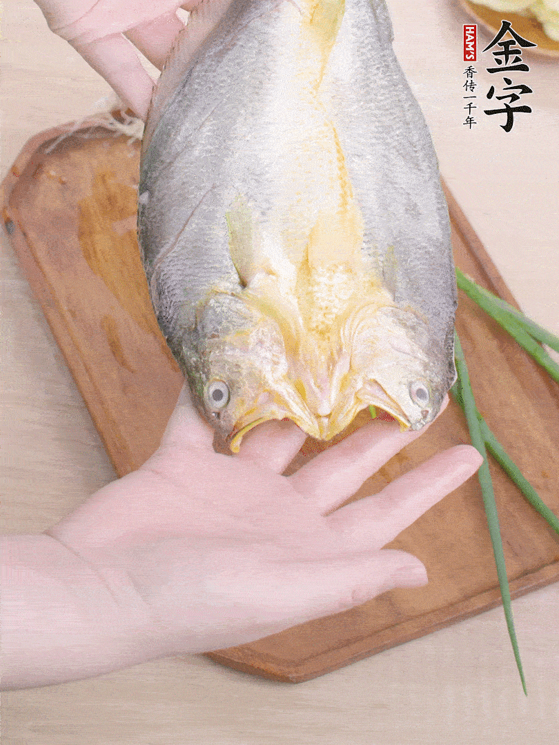黃魚背部開刀，洗凈切花刀。適量鹽涂抹魚身兩面。