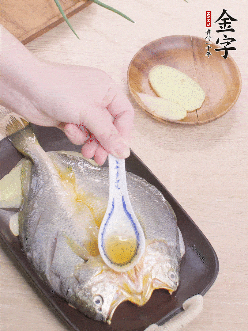 盤底鋪姜片，放黃魚，淋2勺料酒。