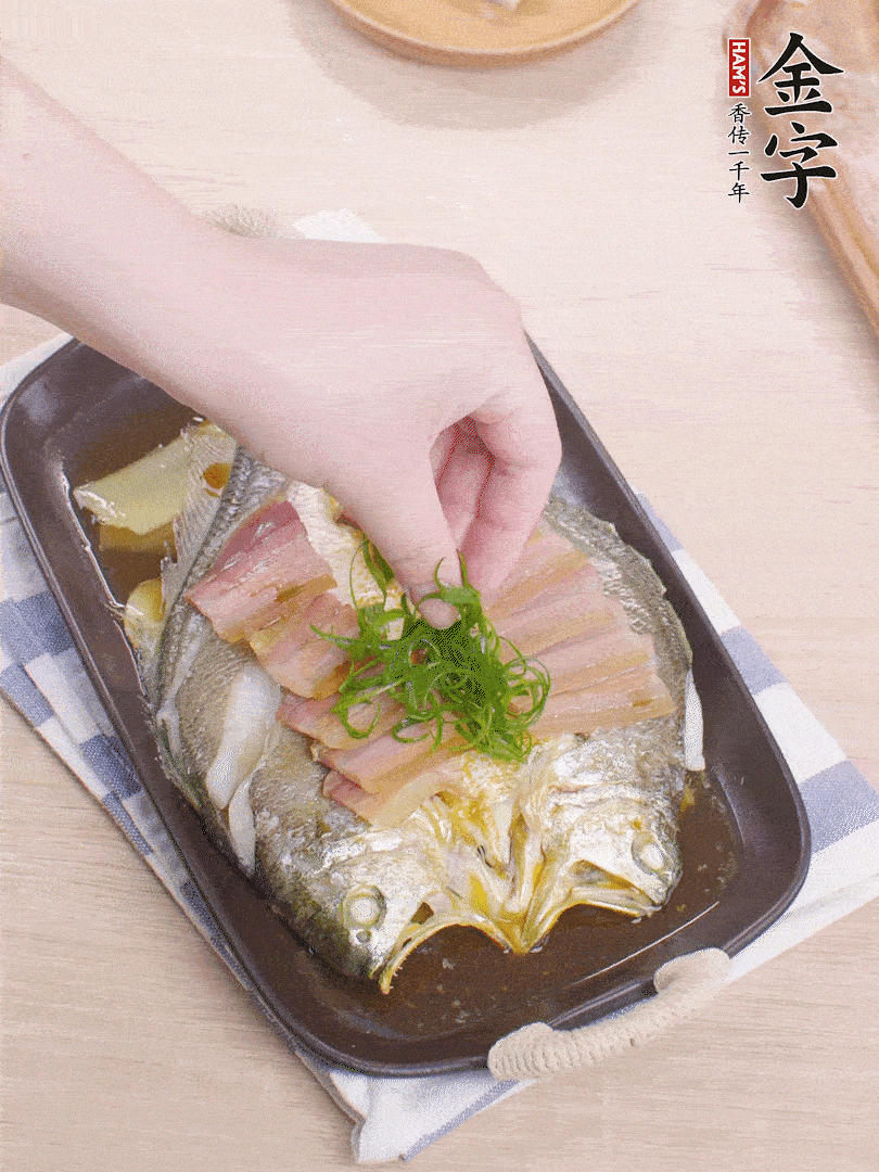 取出姜蔥，淋2勺蒸魚豉油，擺蔥絲。