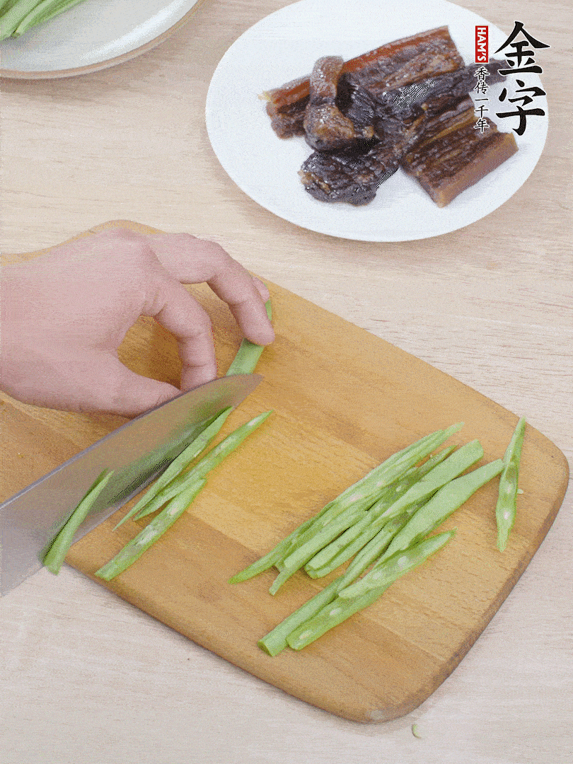 四季豆切絲。