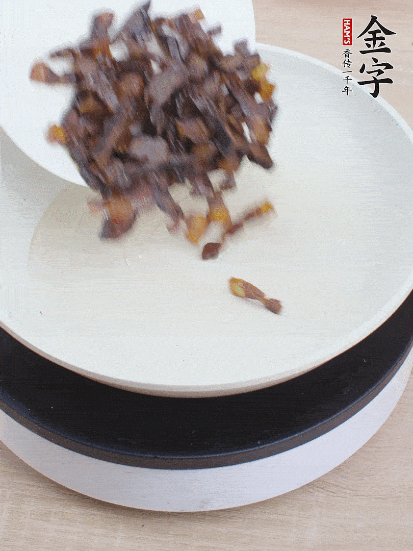 油熱倒醬油肉，編出香味。