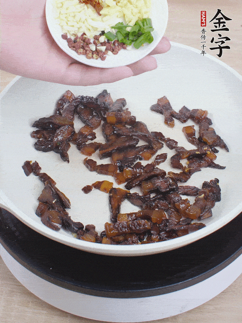 下蔥姜蒜、干辣椒、花椒粒炒香。
