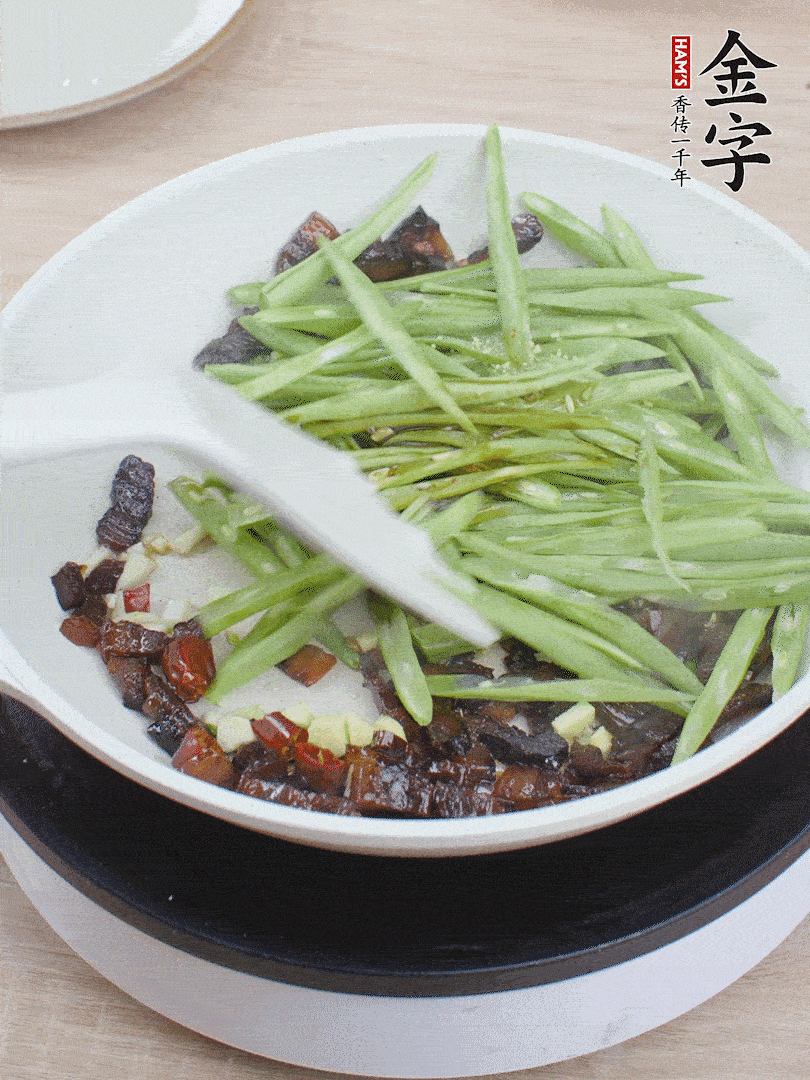 下豆角，生抽、雞精調(diào)味，炒到斷生。