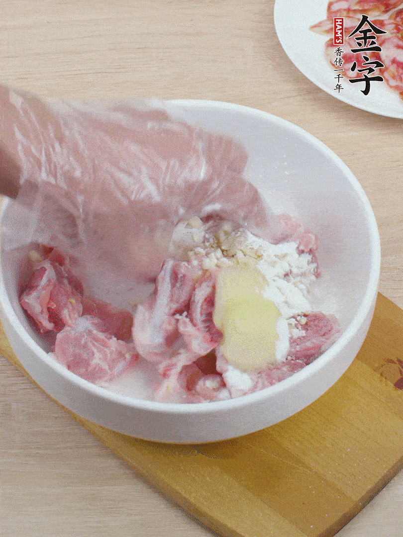 洗凈的小排，加鹽、姜、蒜末、淀粉、胡椒粉抓勻，腌制15分鐘。