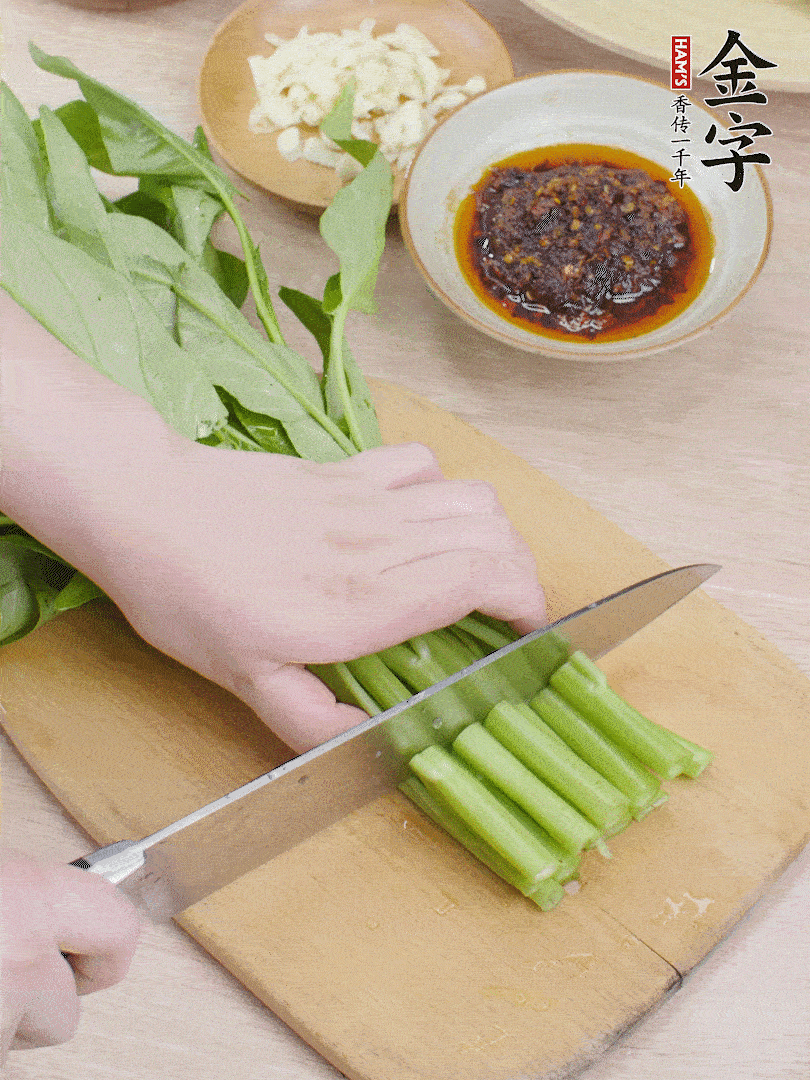 空心菜切段，大蒜拍碎切末。