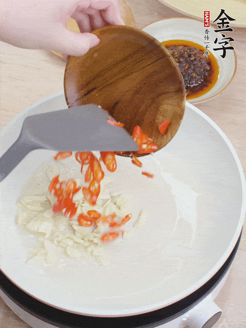 油熱煸香蒜末、辣椒。