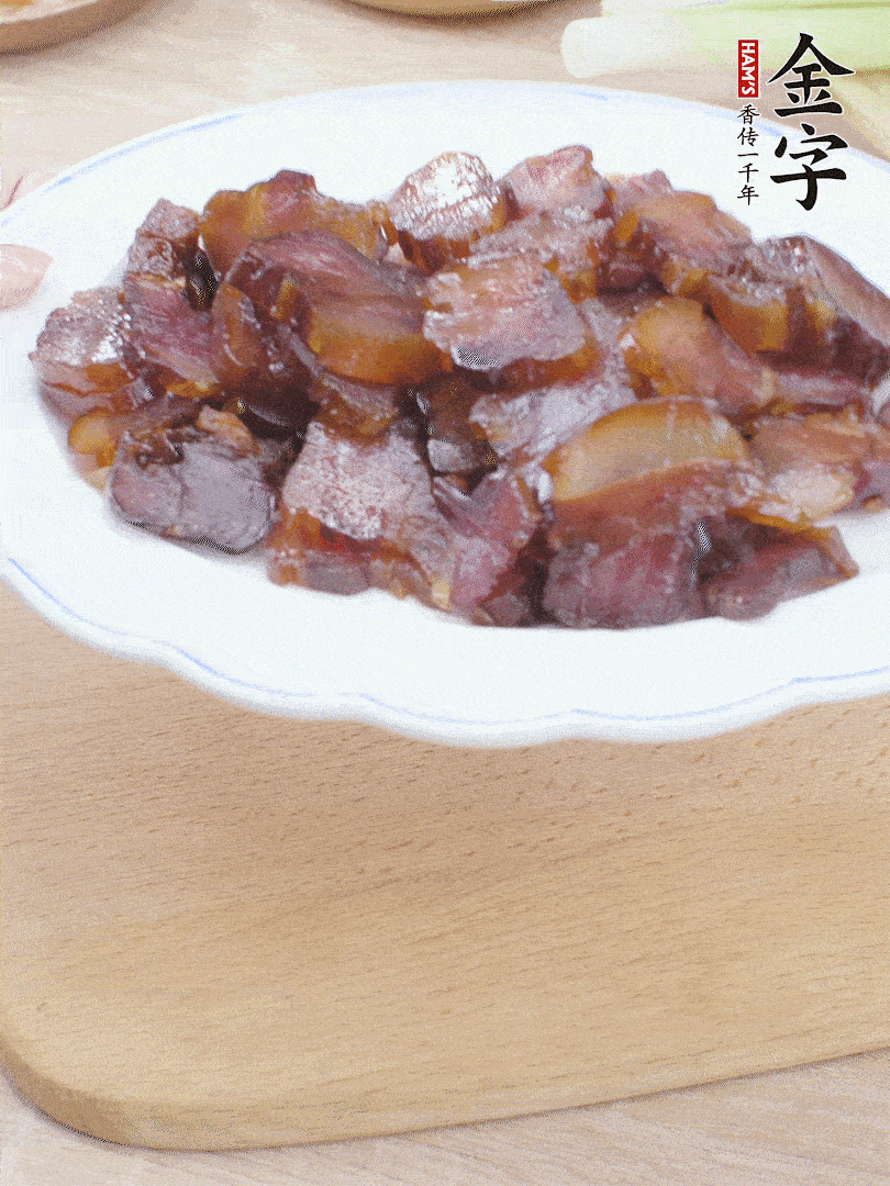 金字醬油肉水煮15分鐘，切薄片。