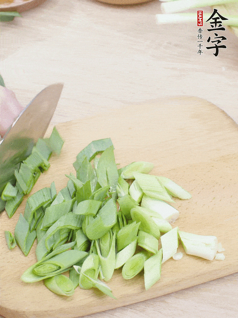 青蒜切段。（蒜白可以拍一下，再斜著切）