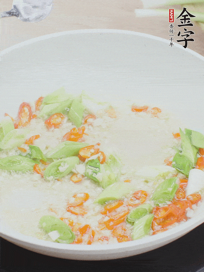 油5成熱時(shí)，下蒜末、辣椒、蒜白煸炒。