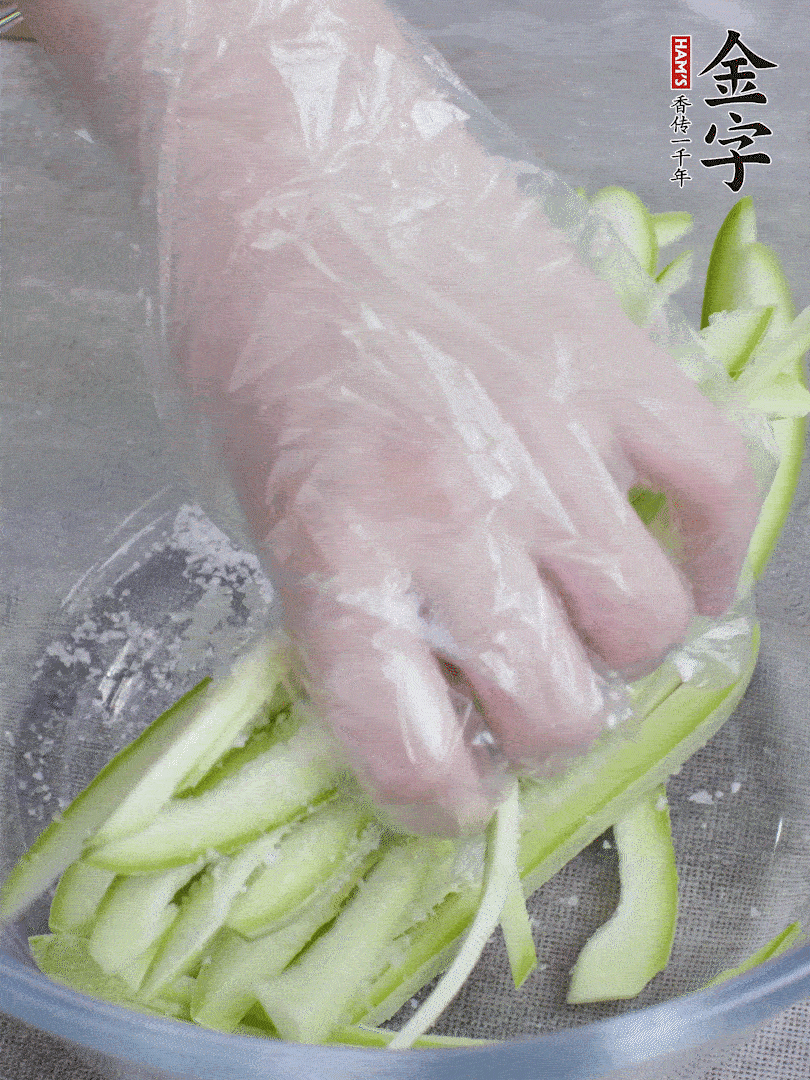 加鹽腌制15分鐘，清洗后擠干水份。