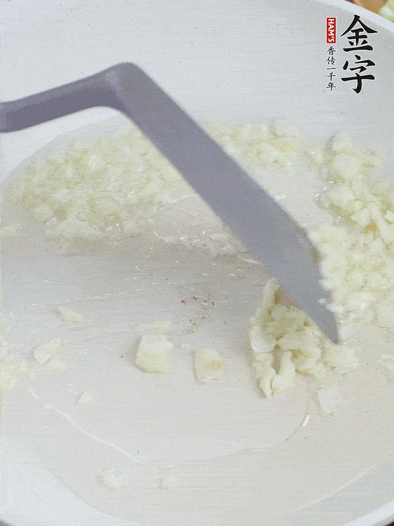 冷鍋熱油，下大蒜煎至兩面微黃。